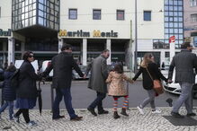 Dezenas de pessoas em cordão humano contra obras no Martim Moniz