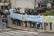 Dezenas de pessoas em cordão humano contra obras no Martim Moniz