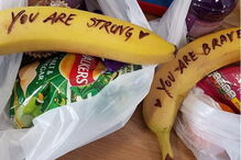 Meghan Markle usa bananas para deixar mensagens a prostitutas