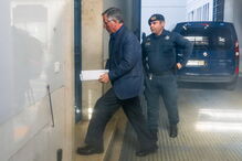 Armando Vara chega algemado ao tribunal 