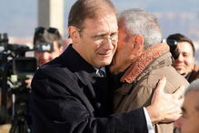 Pedro Passos Coelho emocionado no funeral do pai
