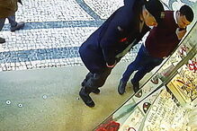 Ladrões pararam junto à montra, no exterior, antes de efetuarem o furto 