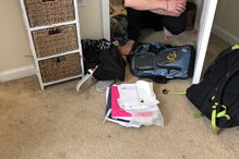 Aluna universitária encontra homem vestido com as suas roupas no armário