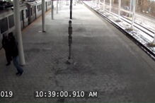 Pai deixa filho bebé dentro de comboio e sai para fumar