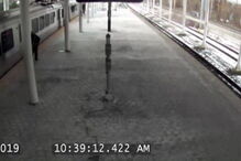 Pai deixa filho bebé dentro de comboio e sai para fumar