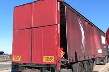 Camião derrama grades de cervejas junto a rotunda em Albergaria-a-Velha