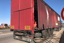 Camião derrama grades de cervejas junto a rotunda em Albergaria-a-Velha