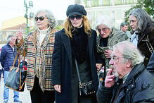 Isabel Damatta, a viúva, com amigos