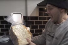 Dupla de youtubers faz sandes em que o recheio vai de Londres e Sydney