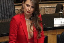 Decote de deputada causa furor... e polémica no Brasil