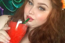 Mulher faz fortuna a comer em frente a câmara para fãs