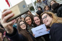 Dezenas de profissionais manifestam-se junto ao Hospital de Santa Maria em Lisboa