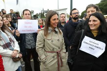 Dezenas de profissionais manifestam-se junto ao Hospital de Santa Maria em Lisboa