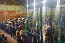 Moradores retirados para um ginásio