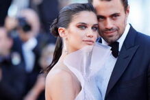 Sara Sampaio e o namorado Oliver Ripley	