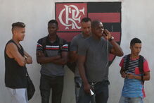 Incêndio em centro de treinos de Flamengo mata seis jogadores e quatro funcionários