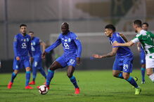 Danilo conduz a bola no jogo Moreirense - FC Porto	