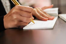 Mulher condenada por burla com cheque falso