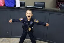 Menina de seis anos com cancro realiza sonho de ser polícia