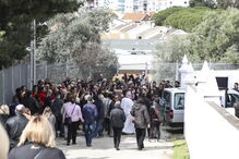 Balões e muitas lágrimas nas cerimónias fúnebres de avó e neta assassinadas no Seixal