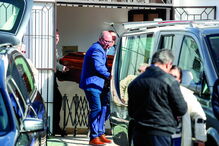 Caixão com o corpo de Helena a ser retirado da Igreja Senhor do Bonfim