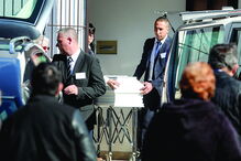 Corpo da pequena Lara, de dois anos, foi colocado num caixão branco    