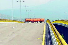 Contentores bloqueiam ponte 