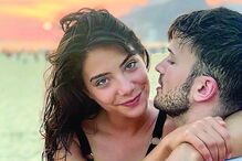  Carolina ao lado de David Carreira