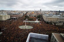 Milhares de pessoas juntam-se em Madrid para exigir demissão de Pedro Sánchez