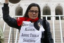 Centenas marcharam em silêncio em Lisboa para homenagear vítimas de violência doméstica