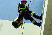 Bombeiro salva gato de varanda do 9º andar