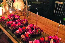 Bolo tinha o seu nome e foi decorado com flores  