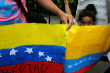 Pais emigraram e deixaram os filhos na rua. Os casos dramáticos na Venezuela