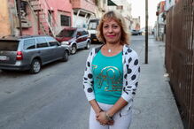 Morávia Zambrano, funcionária hospitalar de 48 anos, fala na falta de pessoal, médicos e enfermeiros que foram embora, e da falta de materiais tão simples como compressas, ligaduras, seringas, etc.