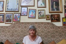 Milleyes Teys, insuficiente renal com 71 anos, posa para a fotografia junto à sua coleção de quadros de Simón Bolívar, Caracas