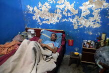 Mitchel Garcia, tem 41 anos, seropositivo, vive numa casa sem condições e sofre com a falta de medicamentos