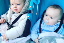 Um dos gémeos e Mollie