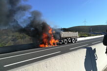 Camião incendeia-se no IC9 na zona da Batalha