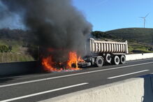 Camião incendeia-se no IC9 na zona da Batalha