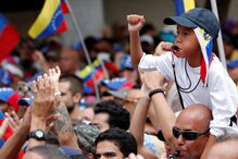 Marcha contra o governo de Nicolás Maduro marcada por alegria e esperança  