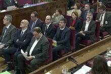 Os 12 ex-dirigentes independentistas catalães sentaram-se pela primeira vez no banco dos réus do Supremo Tribunal de Justiça, em Madrid