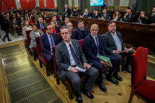 Os 12 ex-dirigentes independentistas catalães sentaram-se pela primeira vez no banco dos réus do Supremo Tribunal de Justiça, em Madrid