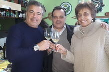 Toy almoçou com vários amigos de longa data, entre os quais Vítor Montez, da empresa Vinisol, e Leonor Freitas, da Casa Ermelinda Freitas 