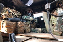 Militares portugueses fazem patrulha com veículos blindados em Bambari, na República Centro-Africana