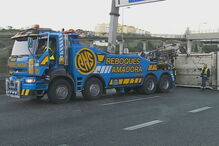 Dois homens projetados de camião em acidente que está a cortar IC19 nos dois sentidos