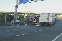 Dois homens projetados de camião em acidente que está a cortar IC19 nos dois sentidos