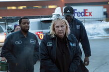 Trabalhadores da fábrica onde decorreu o tiroteio foram escoltados para fora do local