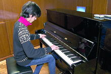 Futuro pianista na escola 