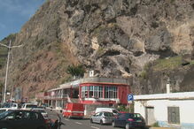 Derrocada atinge restaurante na Madeira e deixa jovem de 23 anos soterrada