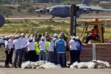 Primeiro avião dos EUA com ajuda humanitária já aterrou na fronteira com a Venezuela